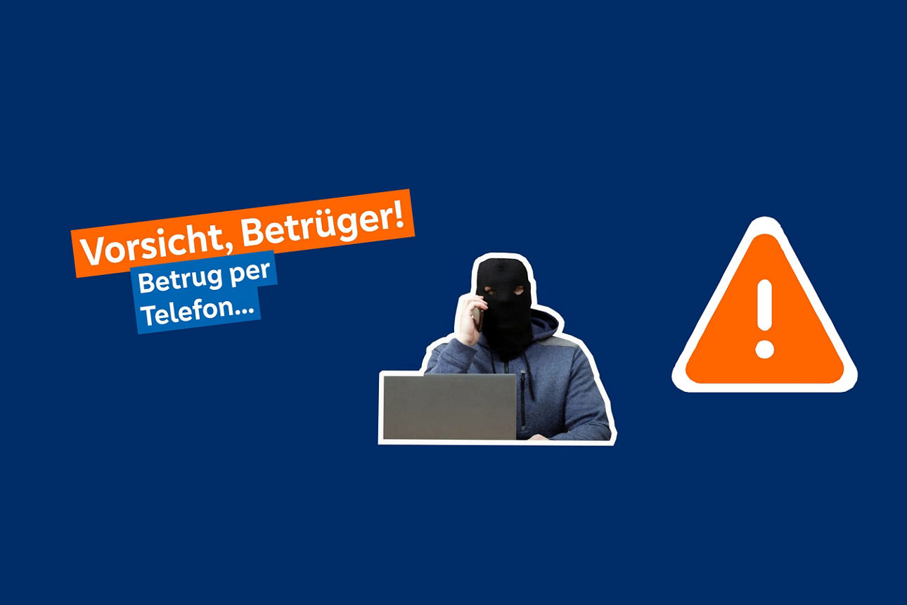 Maskierter Mann sitzt am Laptop, daneben Ausrufezeichen und Hinweis "Vorsicht Betrüger"