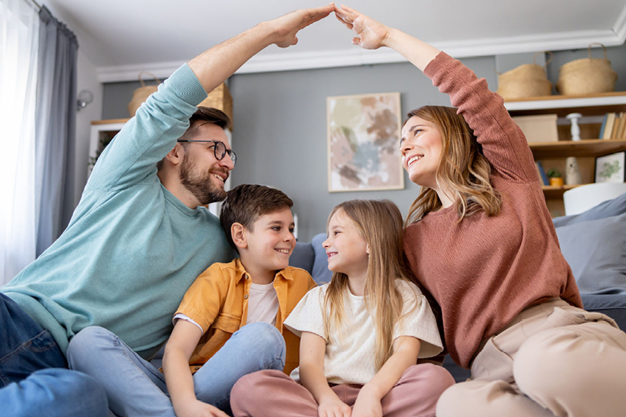 Junge Familie sitzt auf der Couch