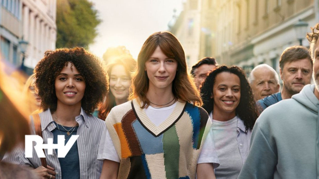 Eine Gruppen von Menschen geht durch die Straßen in einer Innenstadt