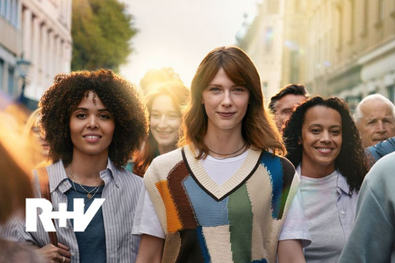 Eine Gruppen von Menschen geht durch die Straßen in einer Innenstadt