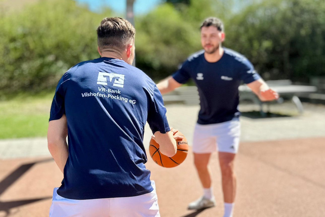 Zwei Männer spielen Basketball