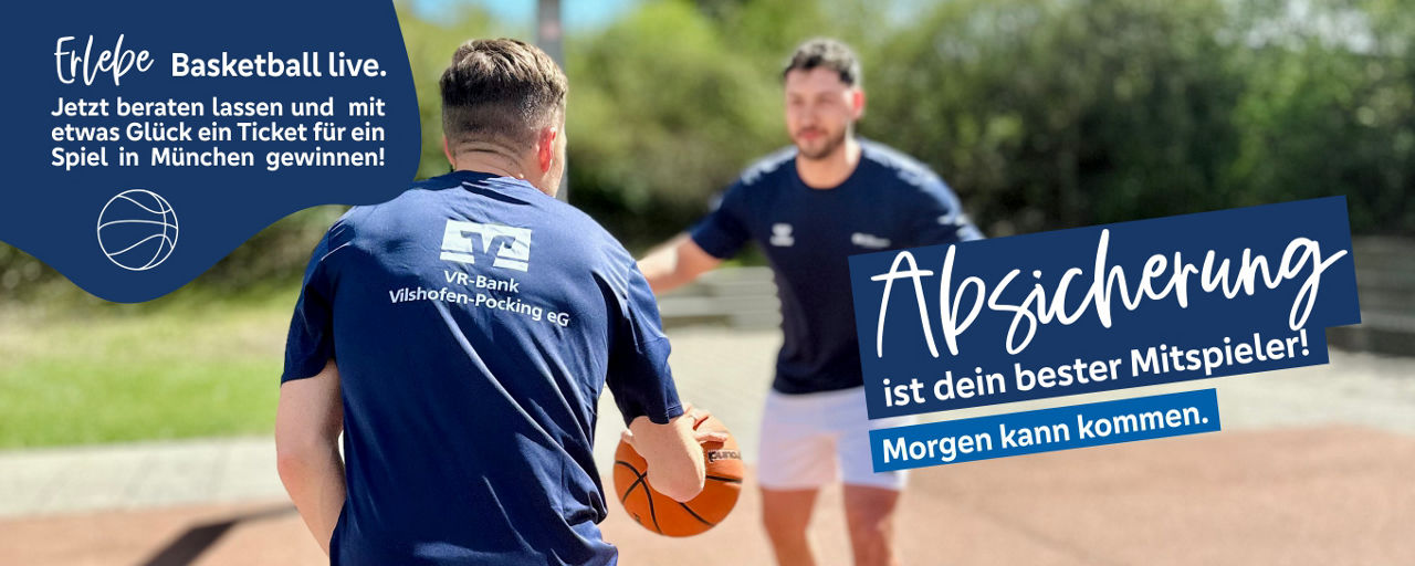 Zwei junge Männer spielen Basketball