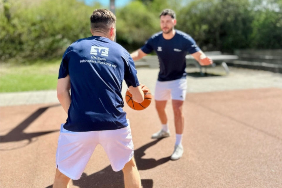 Zwei Männer spielen Basketball