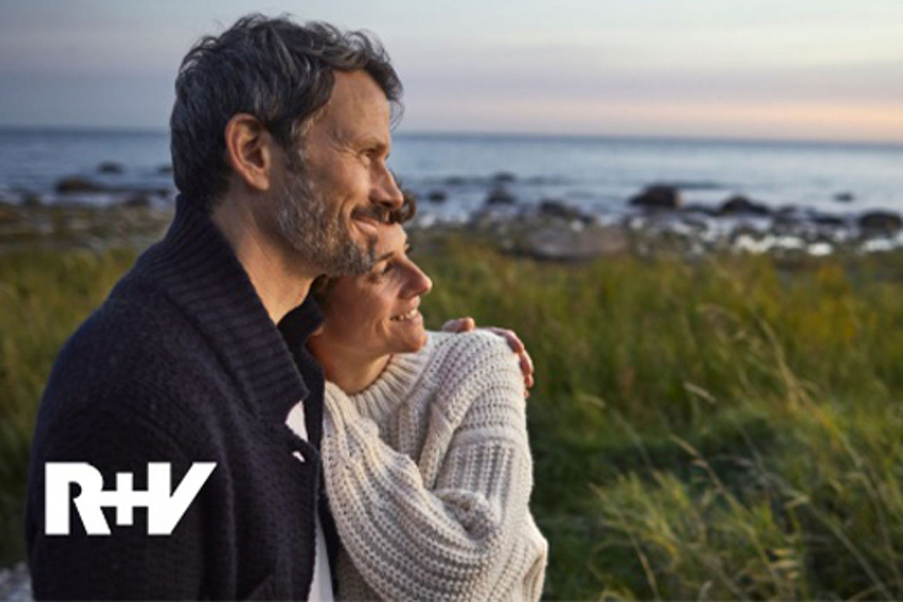 Ein älteres Ehepaar am Strand bei Sonnenuntergang