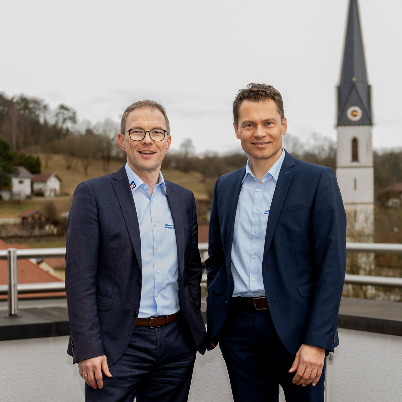 Hier sehen Sie unseren Vorstandsvoristzenden Thomas Standar und Vorstandsmitglied Helmut Vilsmaier auf unserer Dachterrasse.