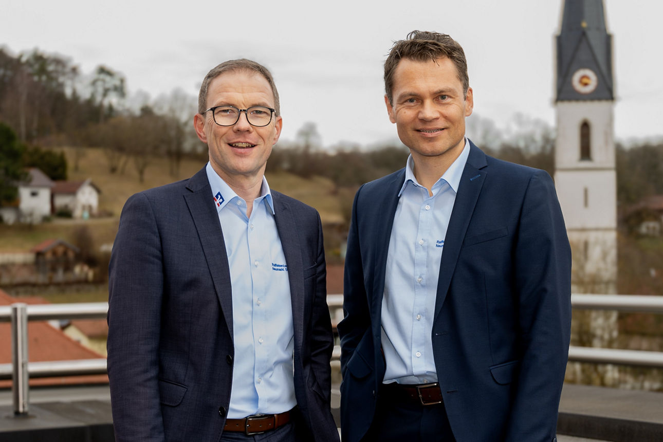 Hier sehen Sie unseren Vorstandsvoristzenden Thomas Standar und Vorstandsmitglied Helmut Vilsmaier auf unserer Dachterrasse.