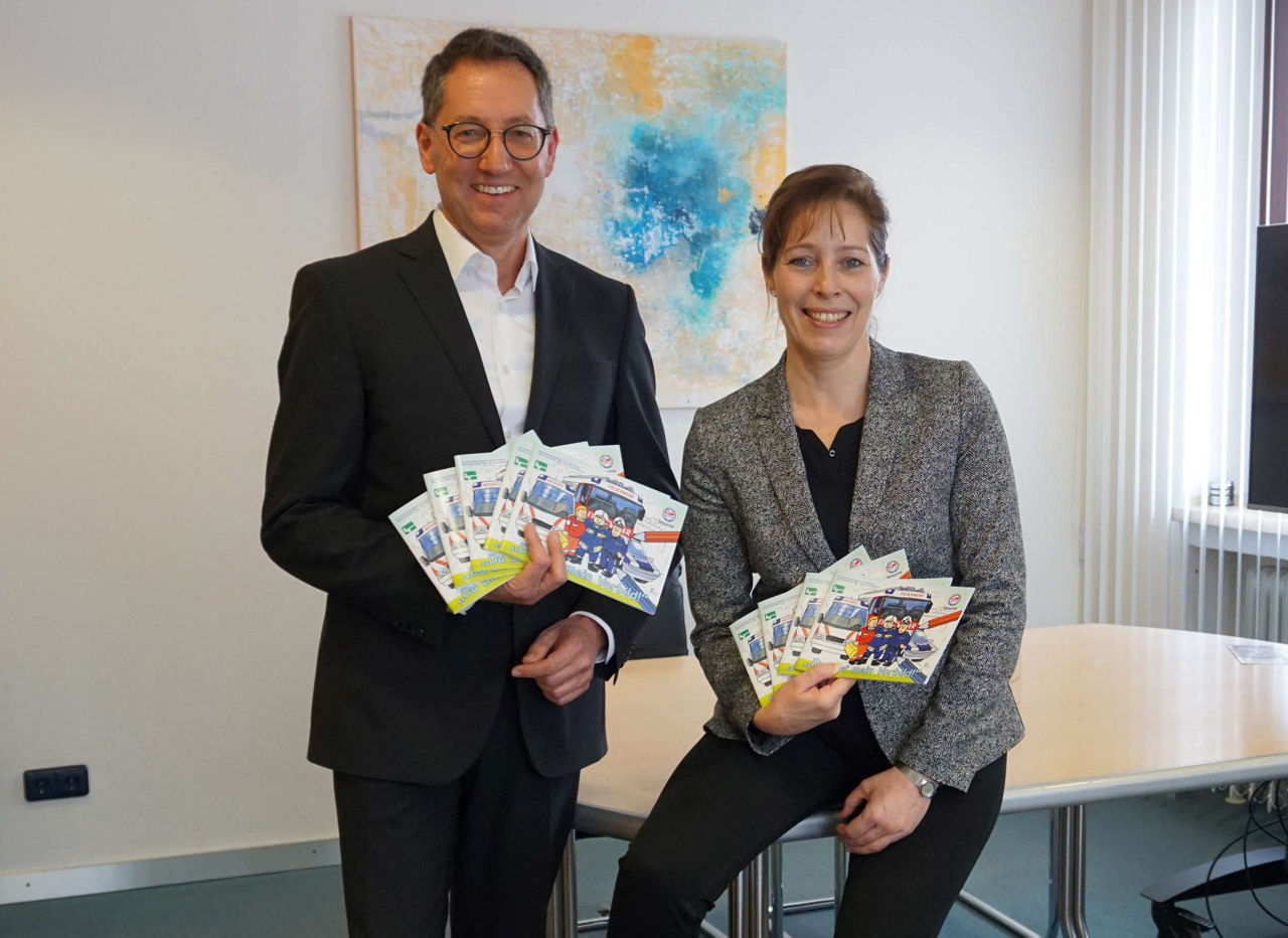Die RB Westkreis FFB eG hat sich an der Herstellung des IPA Malbuchs "Du bist mein Vorbild" finanziell beteiligt. Die Vorstände der Bank zeigen das neue Malbuch der Öffentlichkeit.