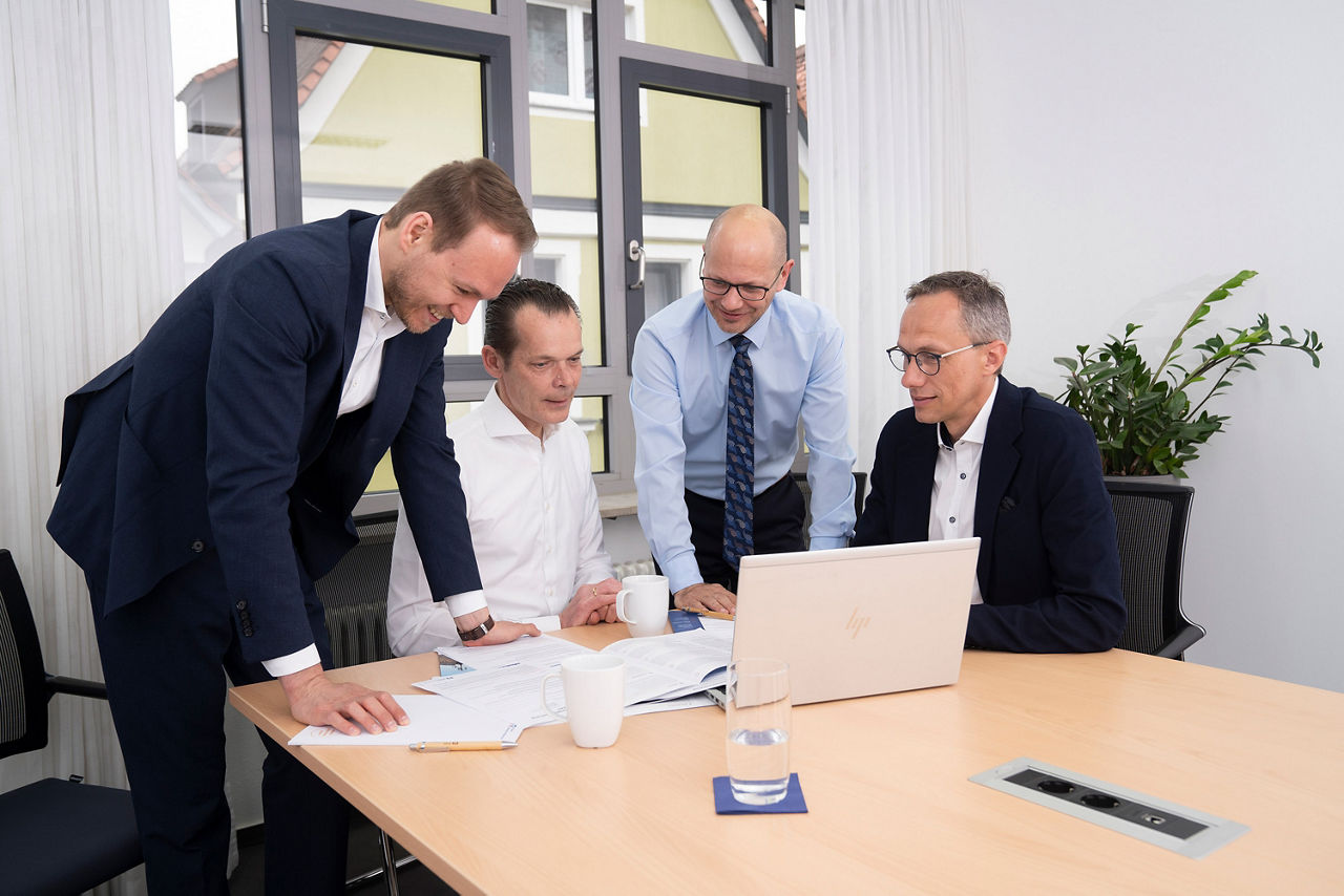 Die Vorstände Sven Müller, Thomas Schwarz, Alexander Brehm und Joachim Hausner stimmen sich ab