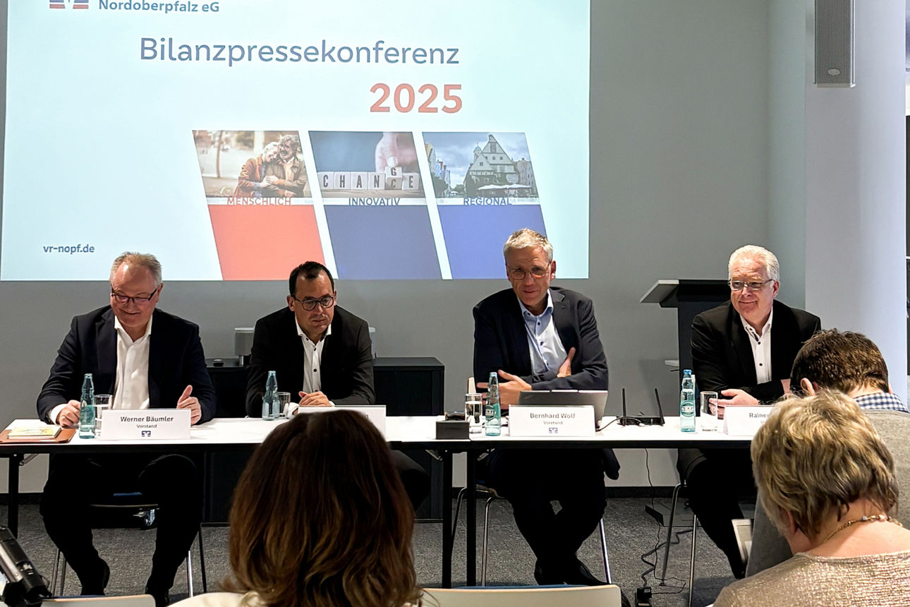 Vorstände der VR Nopf auf der Pressekonferenz