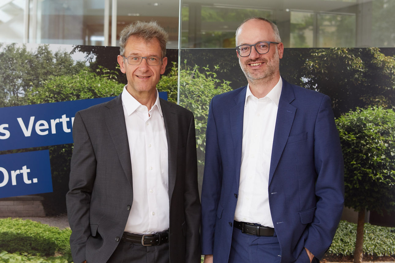 Vorstand Winfried Stahl und Thomas Haag im Eingangsbereich Schrozberg