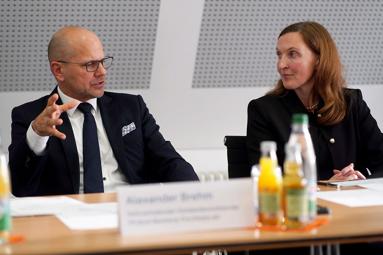 Vorstand Alexander Brehm im Dialog mit Prof. Gerlinde Groitl