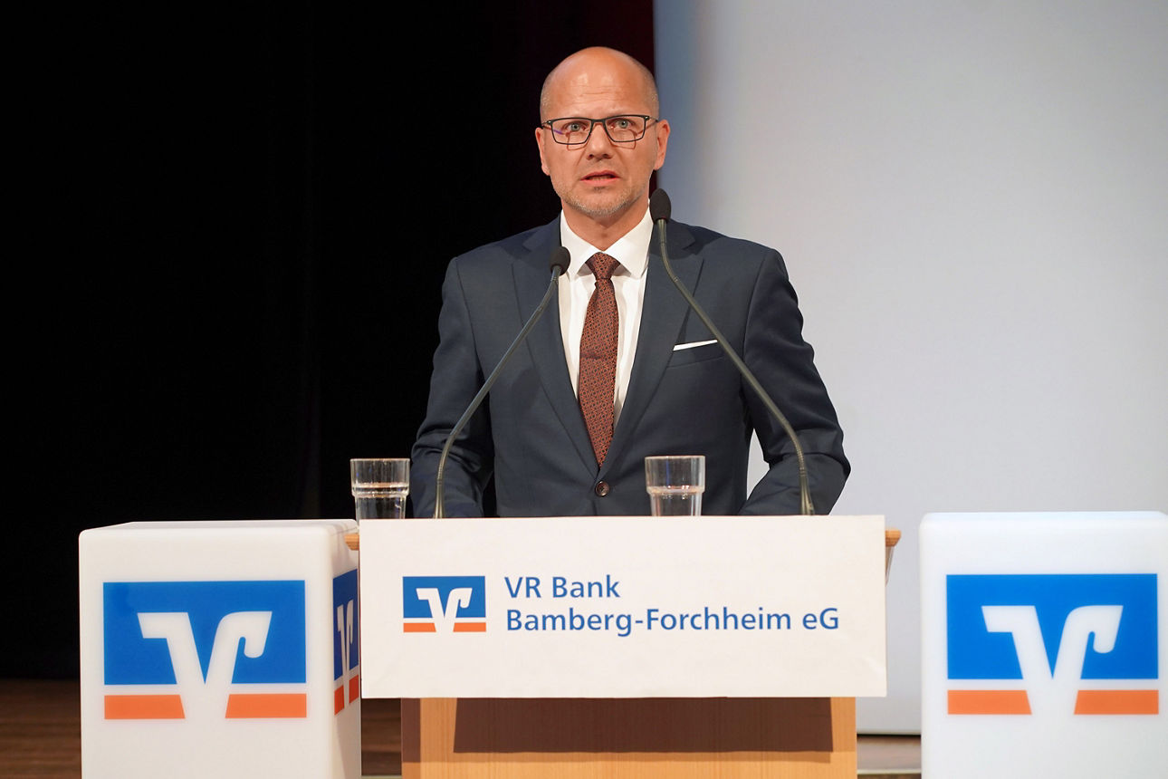 Vorstand Alexander Brehm leitete durch die Tagesordnungspunkte zur Abstimmung