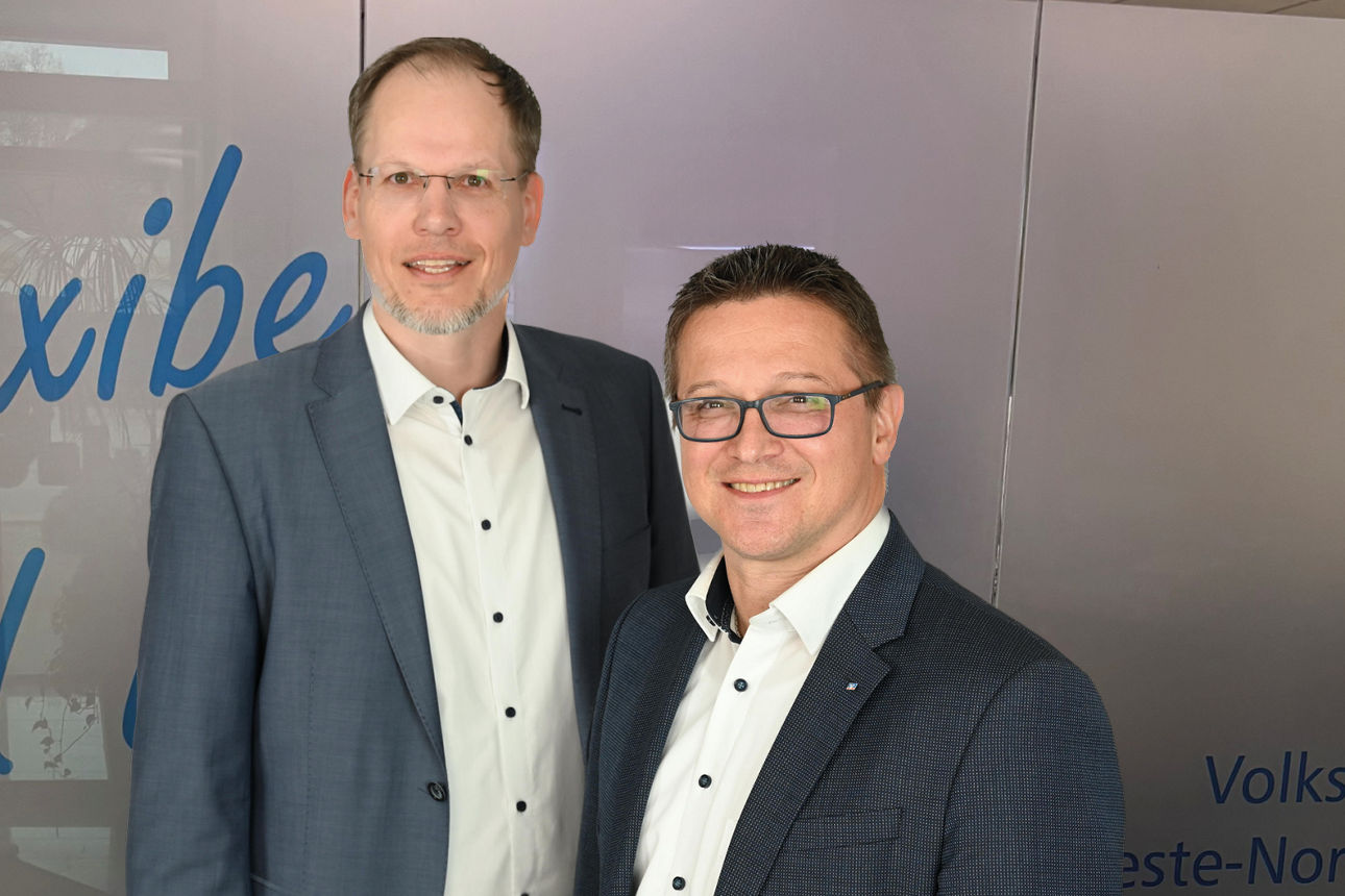 Zwei Männer bei der Schalterzone der Geschäftsstelle Neuenwalde