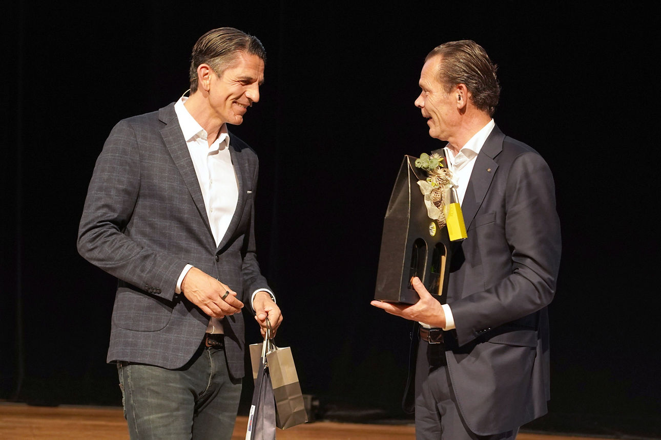 Vorstand Thomas Schwarz überreicht Gastredner Deniz Aytekin zum Dank ein Präsent