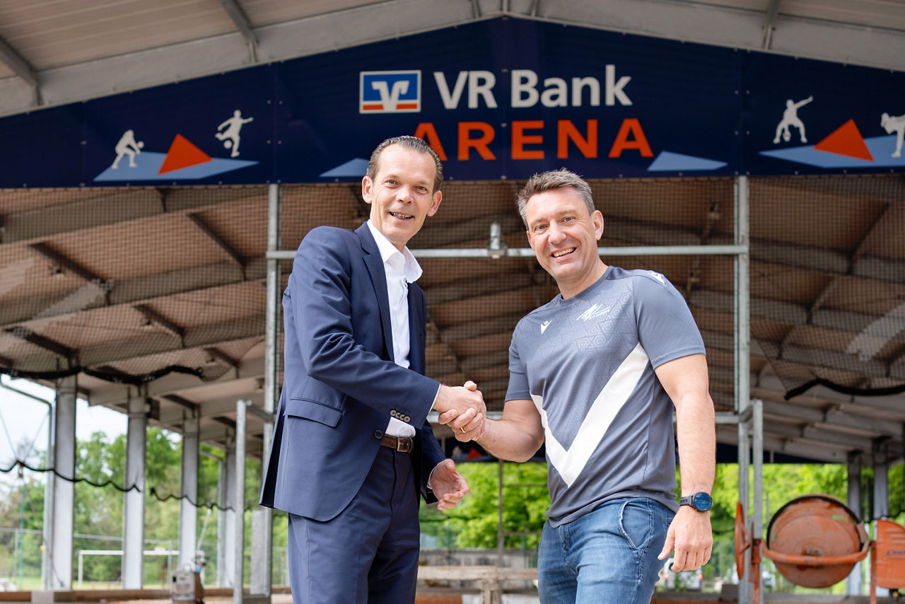 Vorstand Thomas Schwarz mit Christian Röckelein vom MTV Bamberg vor der VR Bank Arena
