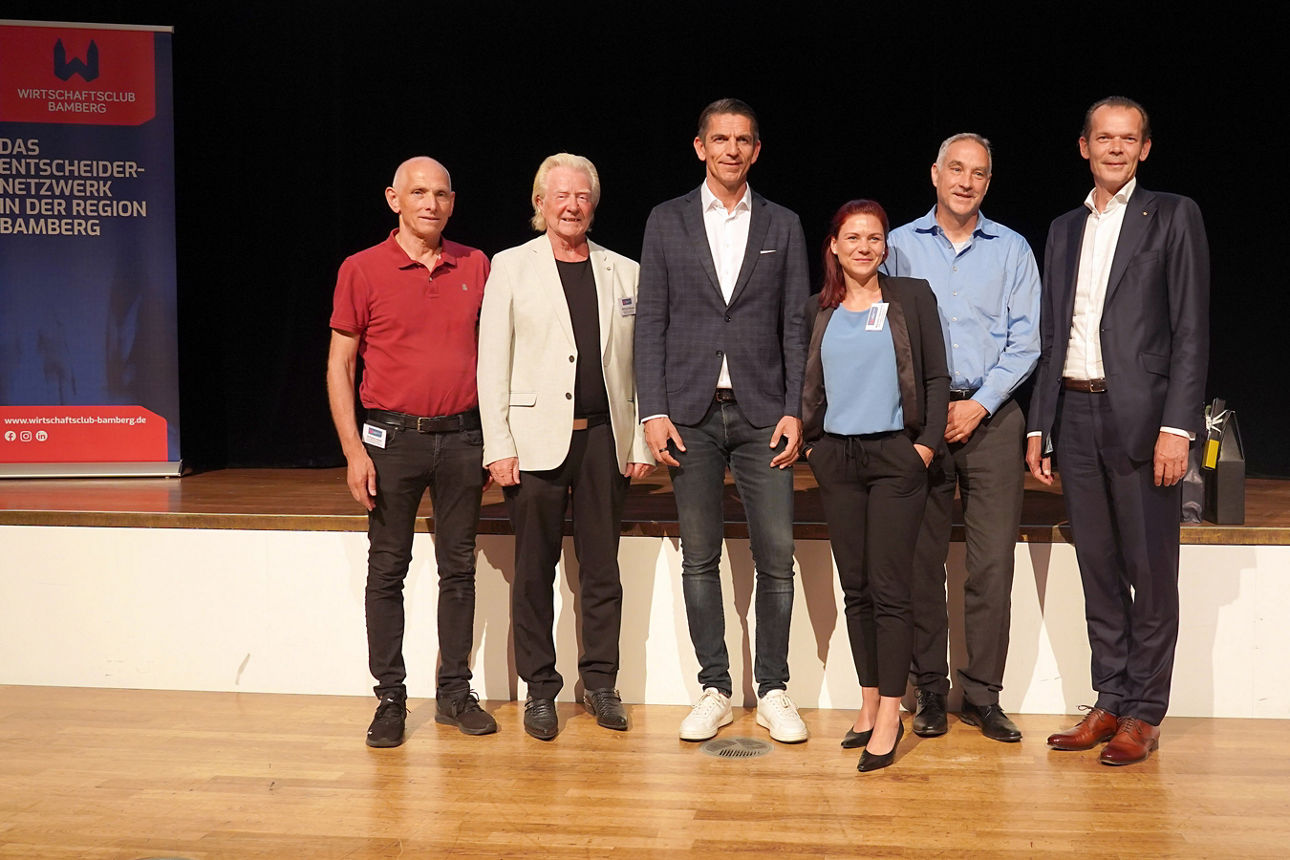 Vorstand Thomas Schwarz mit Deniz Aytekin und Mitgliedern des Wirtschaftsclubs Bamberg