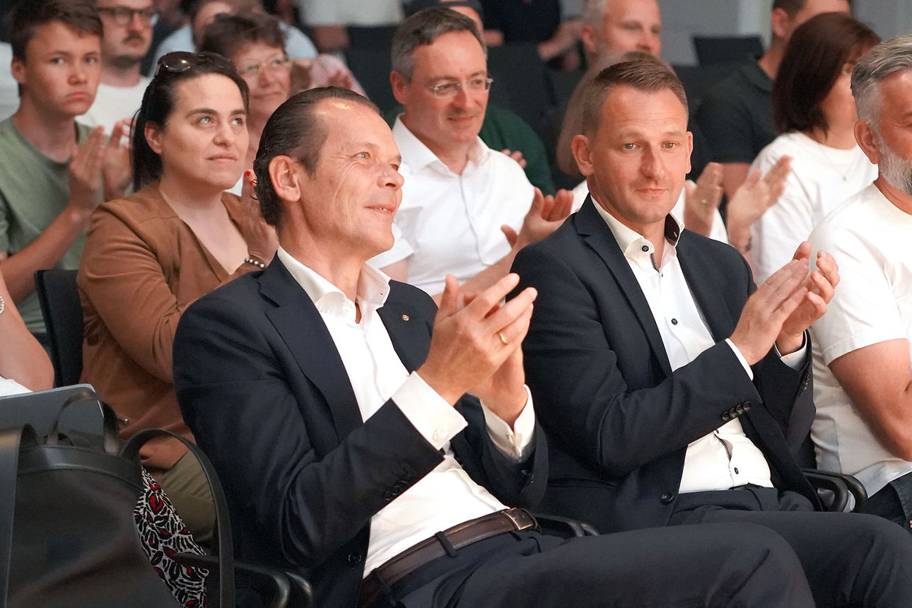 Vorstand Thomas Schwarz und Burgebrachs Bürgermeister Johannes Maciejonczyk applaudieren