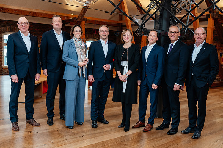 Portrait zeigt die Vorstandsmitglieder der Volksbank Mittelhessen eG