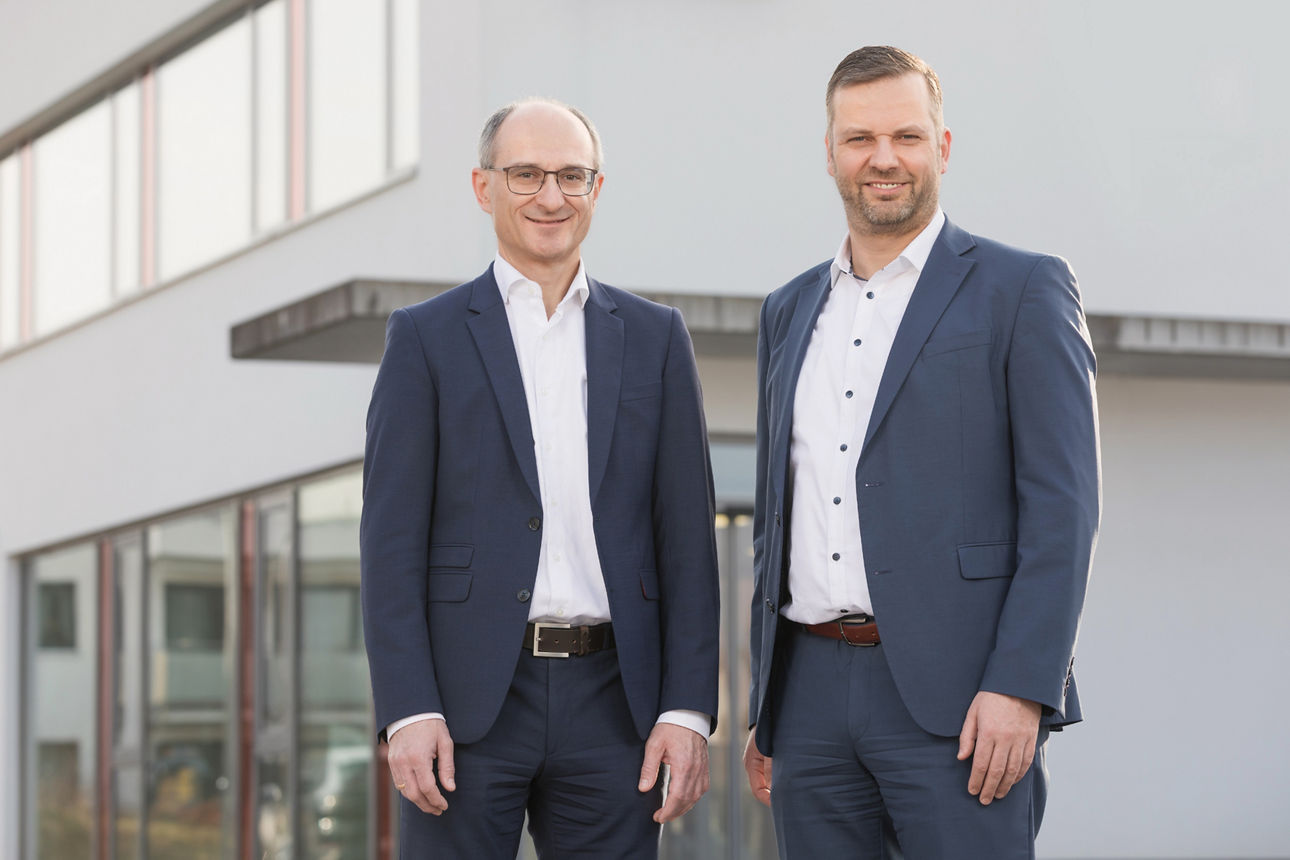 Vorstand der Raiffeisenbank Aresing-Gerolsbach vor einem Bankgebäude