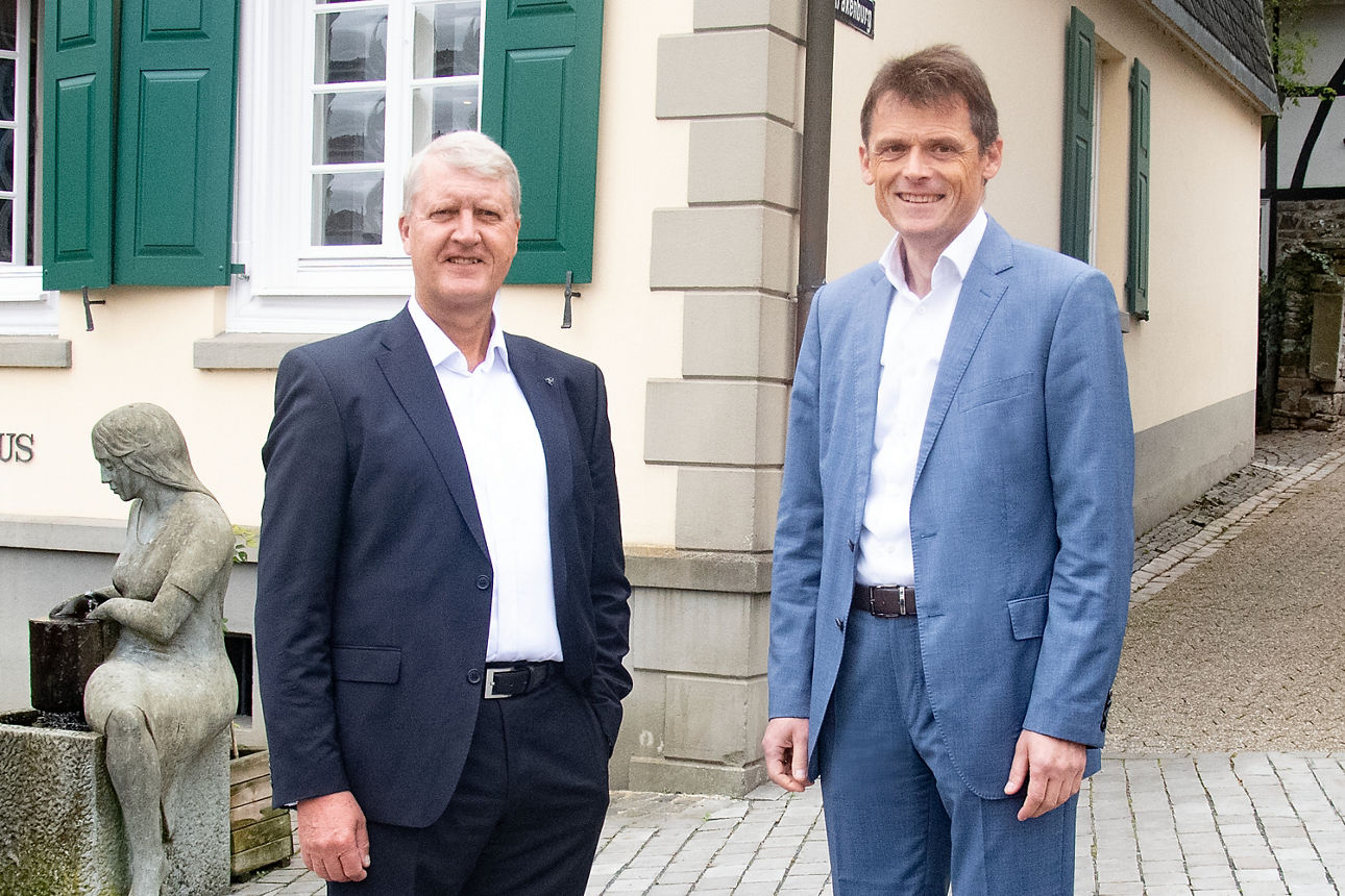 Beide Vorstandsmitglieder lächeln in die Kamera