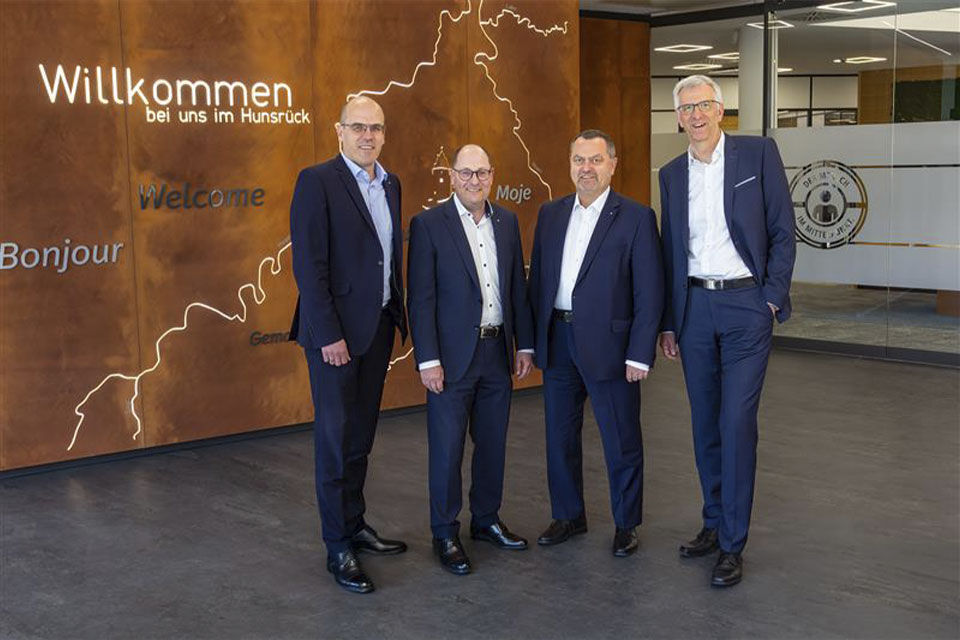 Die vier Vorstandsmitglieder der Vereinigten Volksbank Raiffeisenbank