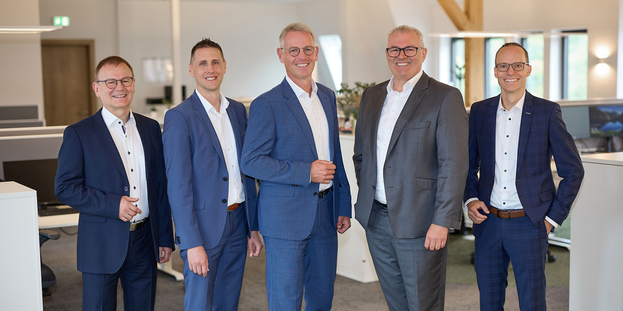 Die 5 Vorstände der Volksbank in der Region stehen in einer Reihe