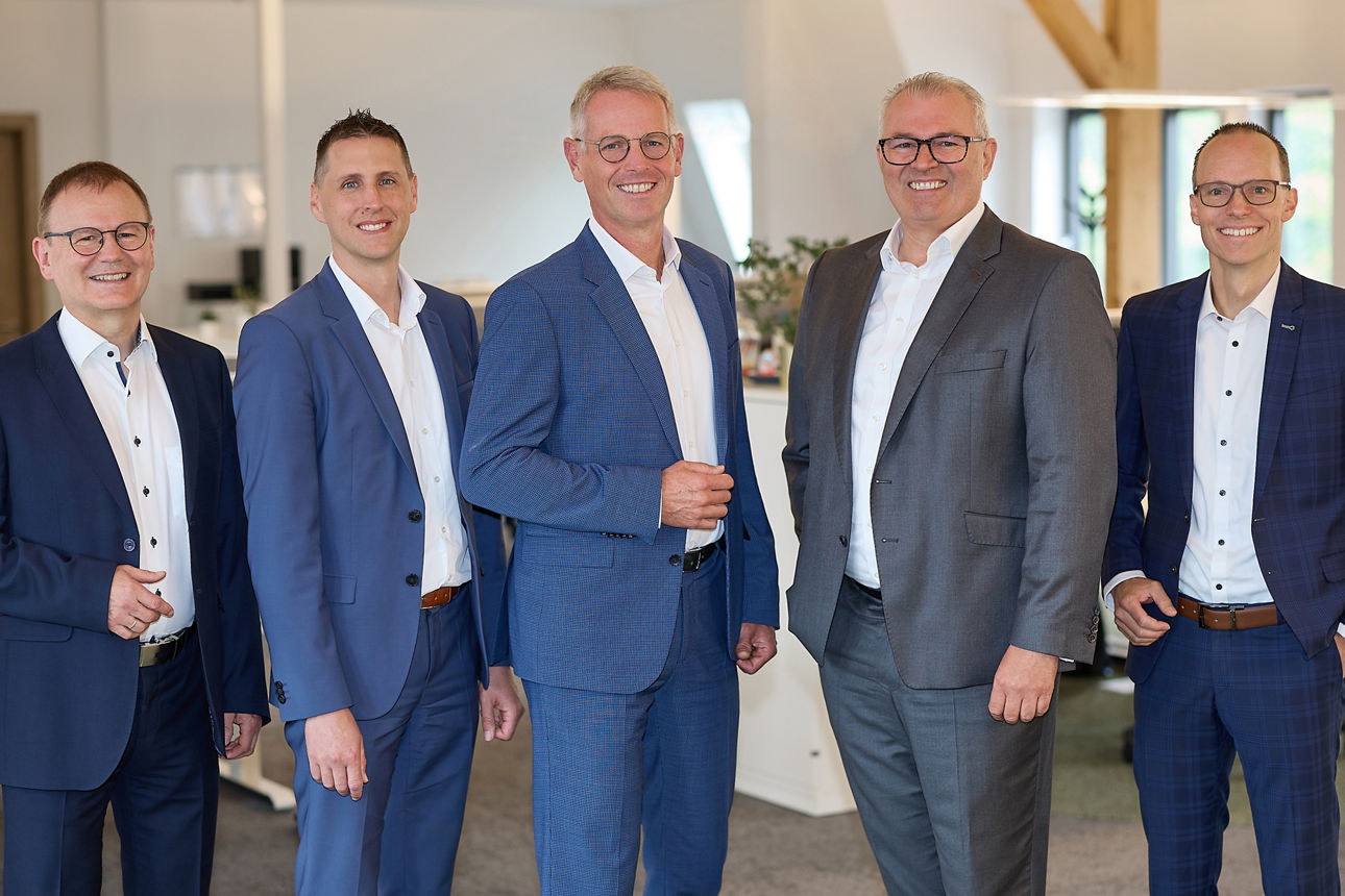 Die 5 Vorstände der Volksbank in der Region stehen in einer Reihe