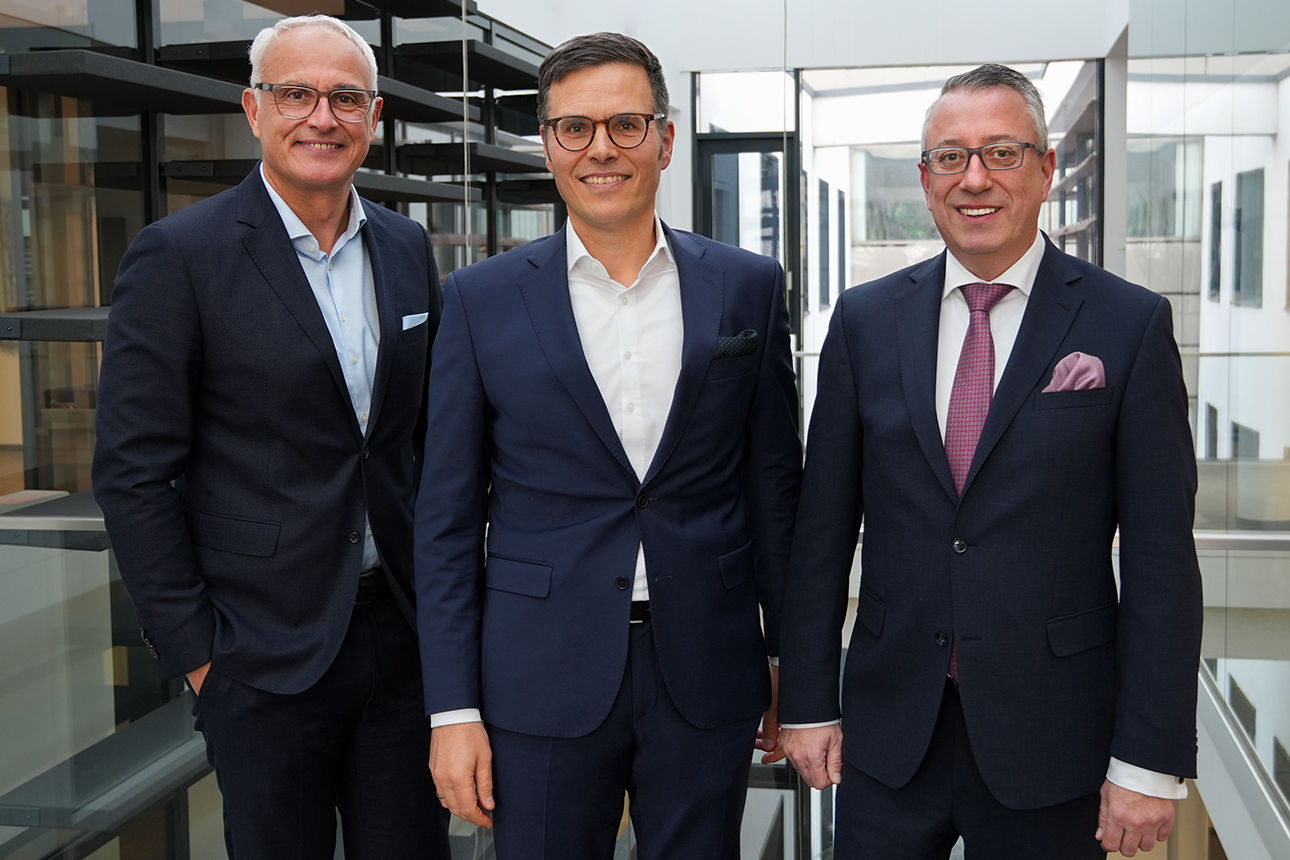 Der Vorstand: links Olaf Kothes, mitte Christoph Gommans. Rechts Generalbevollmächtigter Timmo Zimmermann