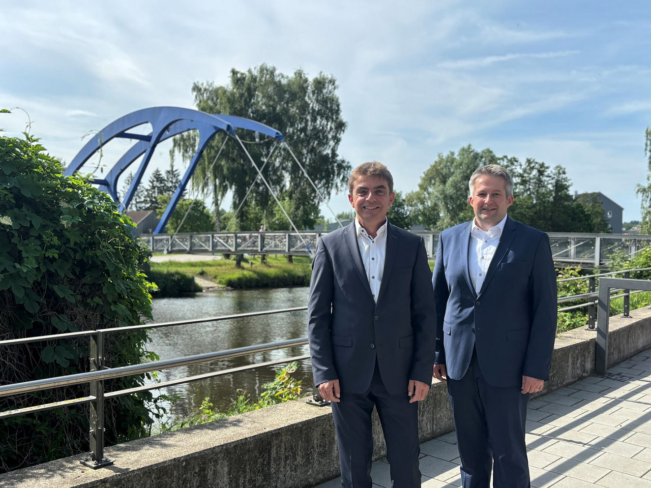 Vorstand Hr. Paulus und Hr. Götz vor der Blauen Brücke in Cham