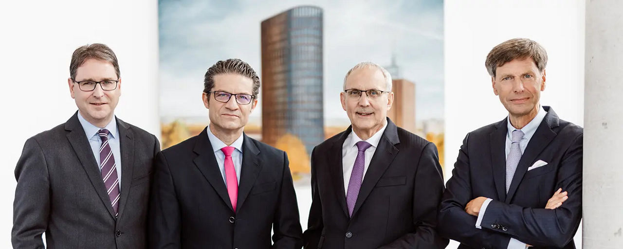 Der Vorstand der Volksbank BRAWO (v.l.n.r.): Dr. Lars Berkefeld (Vorstandssprecher), Carsten Ueberschär (Vorstandsmitglied), Jürgen Wache (Generalbevollmächtigter, designierter Vorstandsvorsitzender) und Dr. Heiner Arnoldi (Vorstandsmitglied). Copyright: Nina Stiller/Volksbank BRAWO