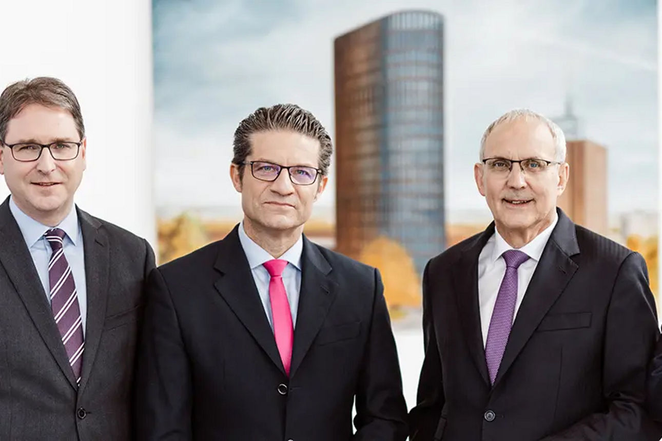 Der Vorstand der Volksbank BRAWO (v.l.n.r.): Dr. Lars Berkefeld (Vorstandssprecher), Carsten Ueberschär (Vorstandsmitglied), Jürgen Wache (Generalbevollmächtigter, designierter Vorstandsvorsitzender) und Dr. Heiner Arnoldi (Vorstandsmitglied). Copyright: Nina Stiller/Volksbank BRAWO