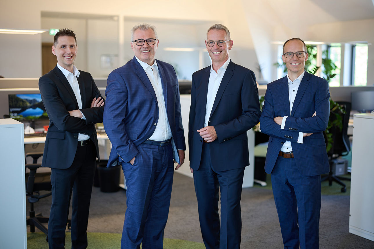Die 4 Vorstände der Volksbank in der Region stehen in einer Reihe