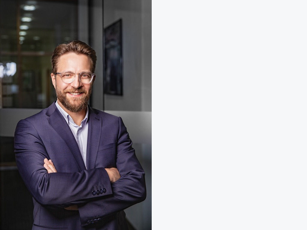 Foto vom Vorstand. Das Foto zeigt einen Mann in einem Büro. Foto von: Fotograf - Foto Paetau