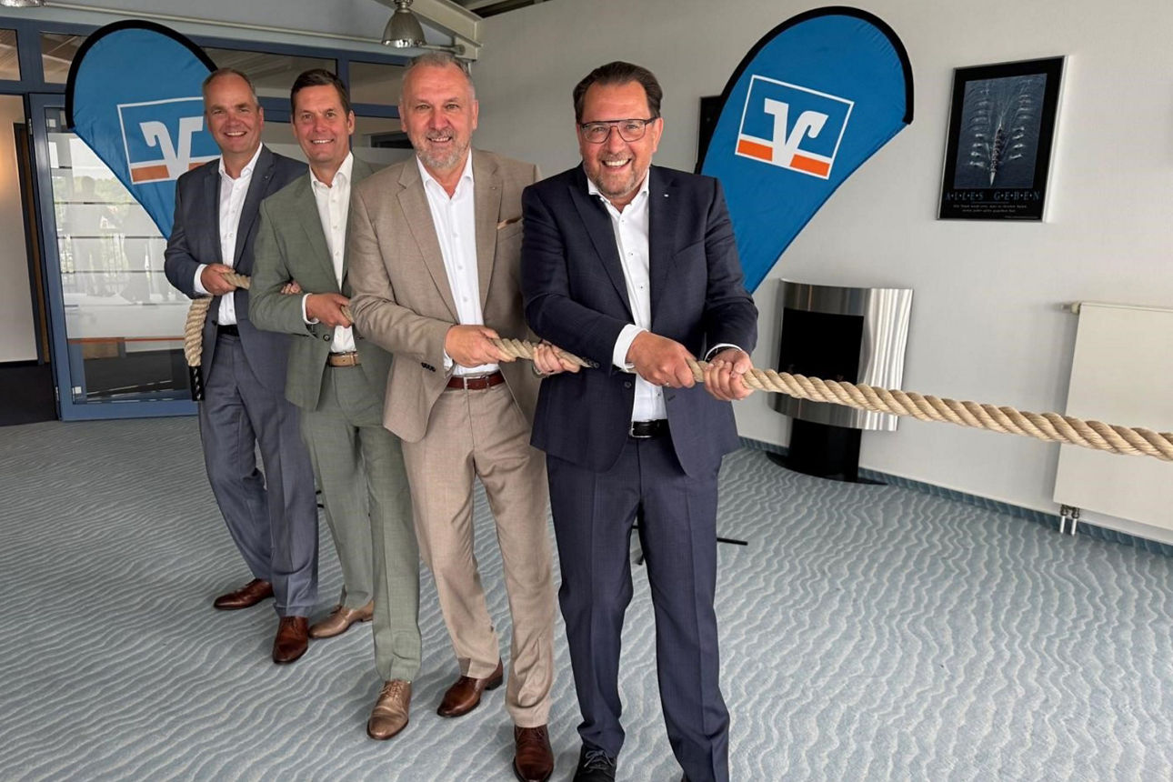 Zukünftige Vorstände der neuen Bank ziehen an einem Tau