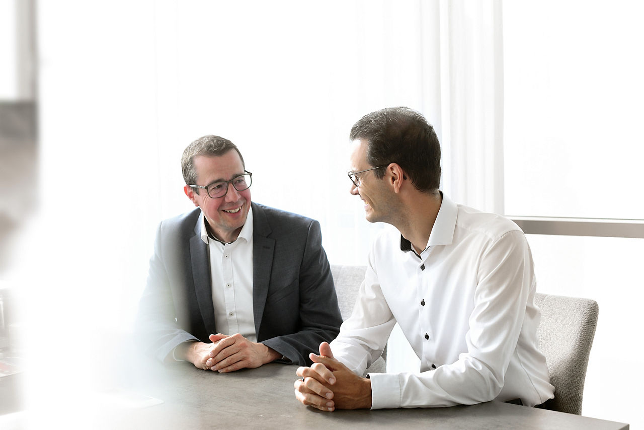 Foto vom Vorstand: links Norbert Scholtholt und rechts Stefan Korte sitzend an einem Tisch