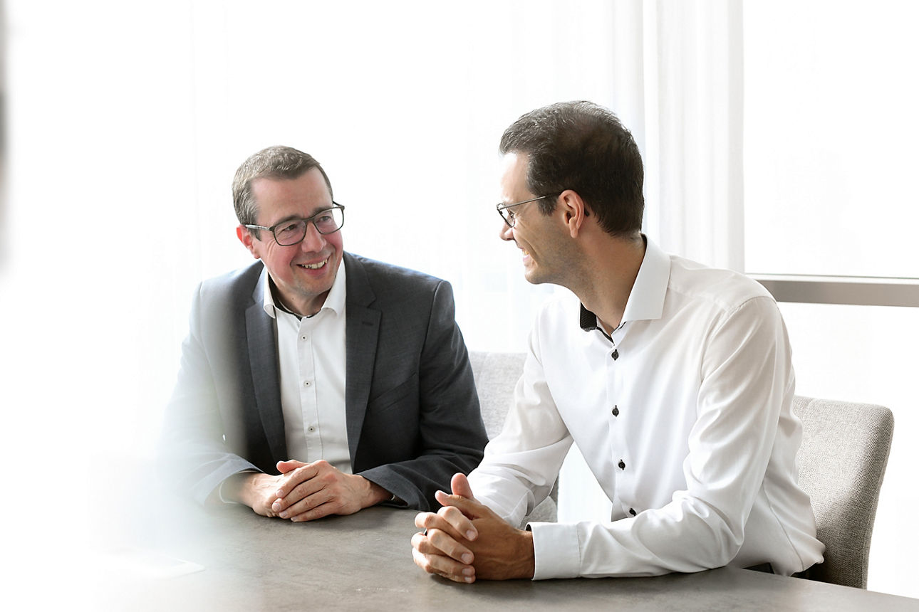 Foto vom Vorstand: links Norbert Scholtholt und rechts Stefan Korte sitzend an einem Tisch