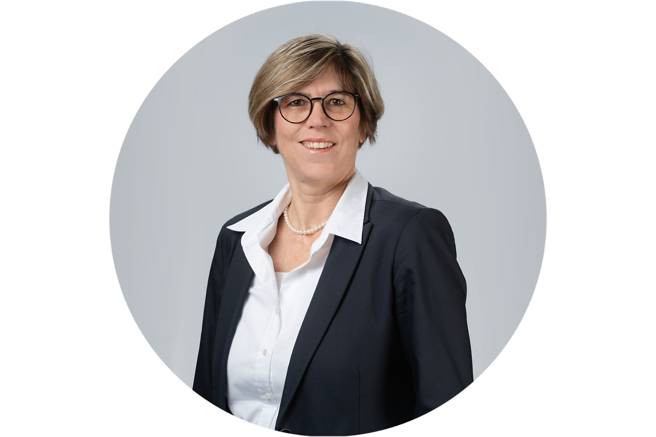 Porträt von Petra Kalbhenn, Vorstand der VR Bank Main-Kinzig-Buedingen eG, vor grauem Hintergrund.