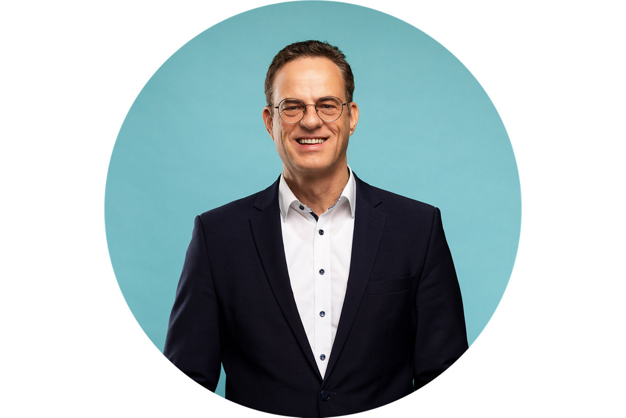 Porträt von Torsten Hopf, Vorstand der VR Bank Fulda eG, vor hellblauem Hintergrund in dunklem Anzug und weißem Hemd. Porträt von Torsten Hopf, Vorstand der VR Bank Fulda eG, vor hellblauem Hintergrund in dunklem Anzug und weißem Hemd.