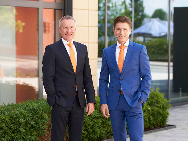 Die Vorstände Steffen Fromm und Dr. Wolfgang Seel vor der Bankgebäude