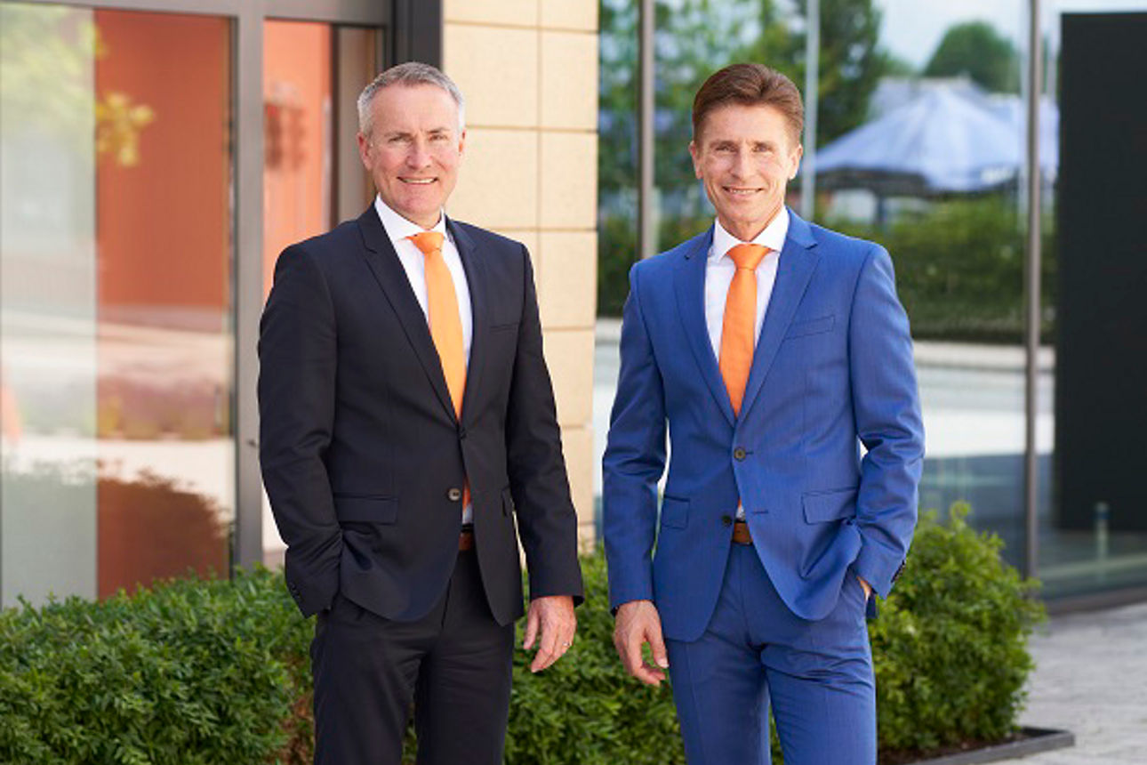 Die Vorstände Steffen Fromm und Dr. Wolfgang Seel vor der Bankgebäude
