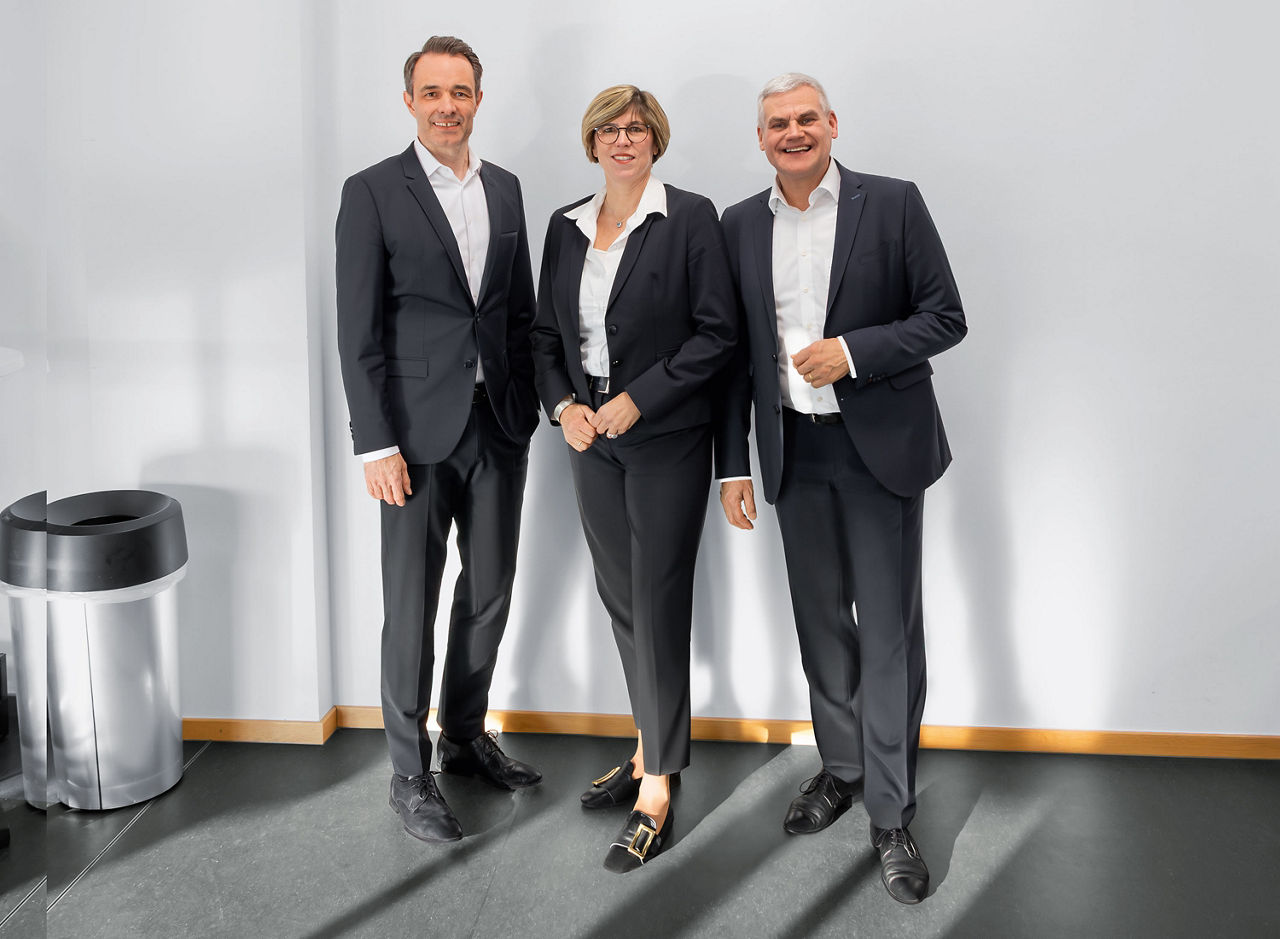 Das Bild zeigt den Vorstand der VR Bank Main-Kinzig-Büdingen eG - stehend von links nach rechts: Lars Schurich, Petra Kalbhenn und Bruno Vey.