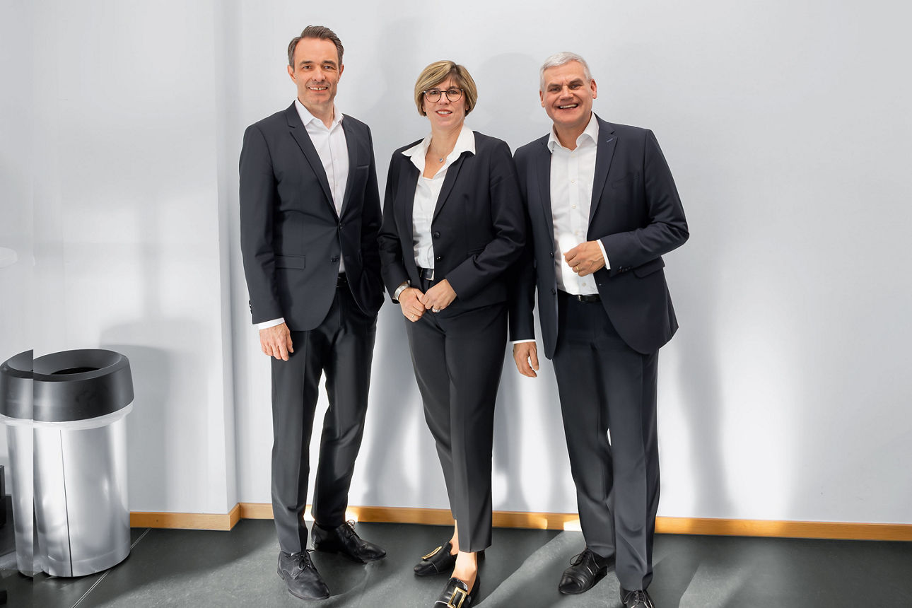 Das Bild zeigt den Vorstand der VR Bank Main-Kinzig-Büdingen eG - stehend von links nach rechts: Lars Schurich, Petra Kalbhenn und Bruno Vey.