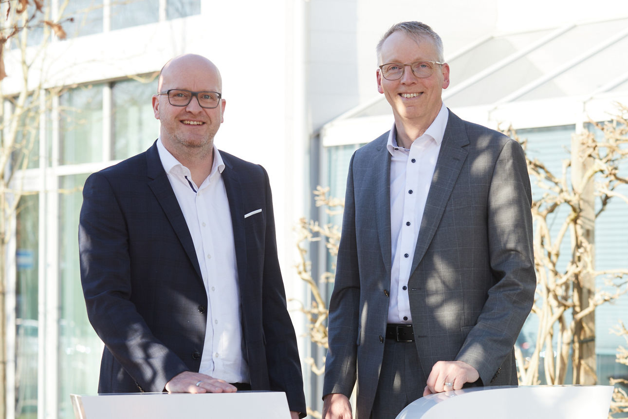 Vorstand der Volksbank eG Westrhauderfehn steht hinter einem Logo