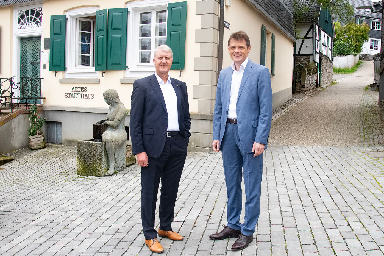 Foto unseres Vorstandes vor dem alten Stadthaus in Wipperfürth