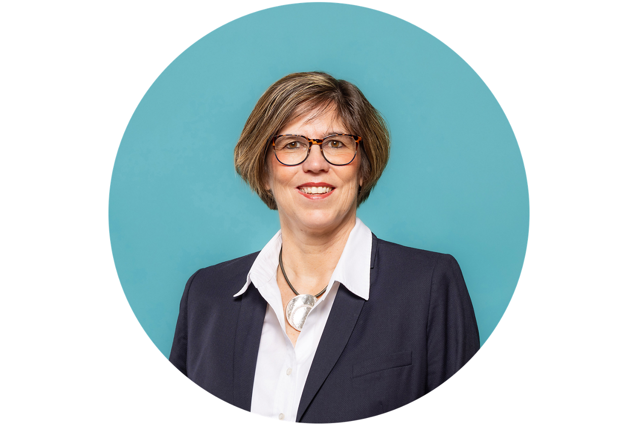 Porträt von Petra Kalbhenn, Vorstand der VR Bank Main-Kinzig-Buedingen eG, vor grauem Hintergrund.
