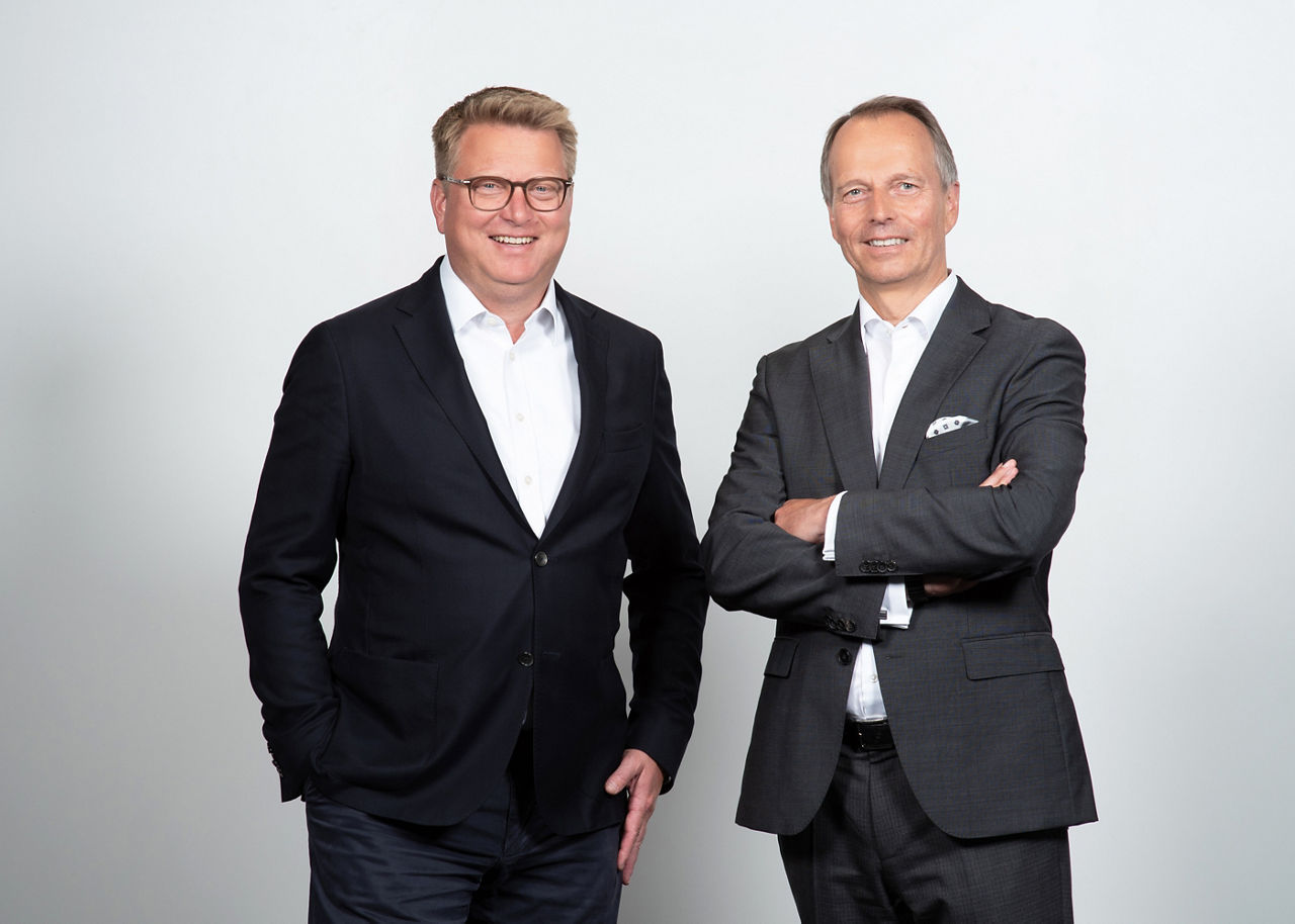Die beiden Vorstandsmitglieder Volker Böckmann und Henning Deneke-Jöhrens stehen lächelnd nebeneinander.