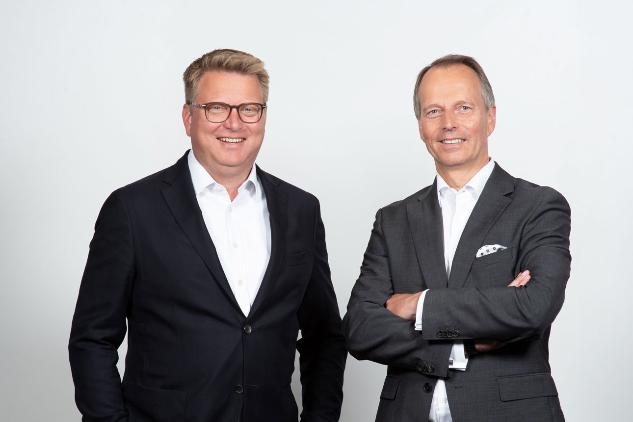 Die beiden Vorstandsmitglieder Volker Böckmann und Henning Deneke-Jöhrens stehen lächelnd nebeneinander.