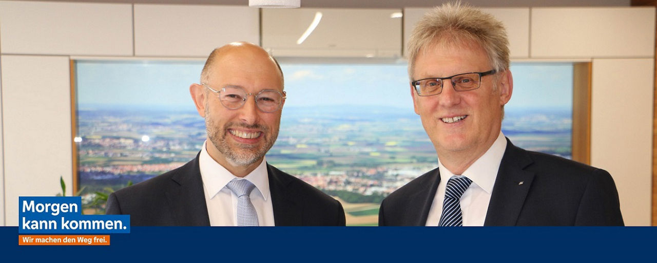 Dr. Walter Greiner und Bernhard Ströbele, Vorstand der Raiffeisen-Volksbank Ries eG