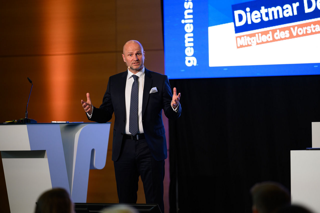 Vorstandsmitglied Dietmar Dertwinkel auf einer Bühne