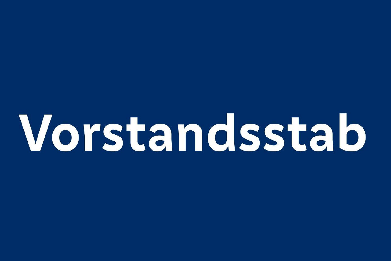 Dunkelblauer Hintergrund mit weißem Text "Vorstansstab".